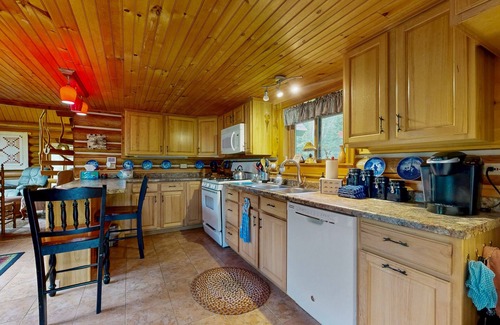 Greenville Cabina | Encantadora cabaña de troncos en 50 acres espaciosos con WiFi gratis y hoguera.