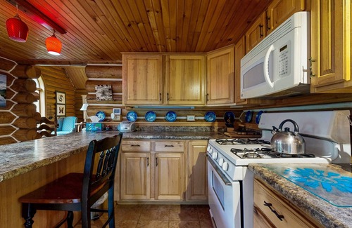 Greenville Cabina | Encantadora cabaña de troncos en 50 acres espaciosos con WiFi gratis y hoguera.