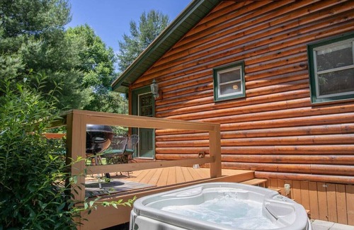 Sugar Grove Cabaña | Acogedora 1BR 1BA Cottage en Valle Crucis, bañera de hidromasaje, chimenea, cama Queen, cerca del río Watauga