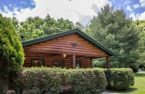 Sugar Grove Cabaña | Acogedora 1BR 1BA Cottage en Valle Crucis, bañera de hidromasaje, chimenea, cama Queen, cerca del río Watauga