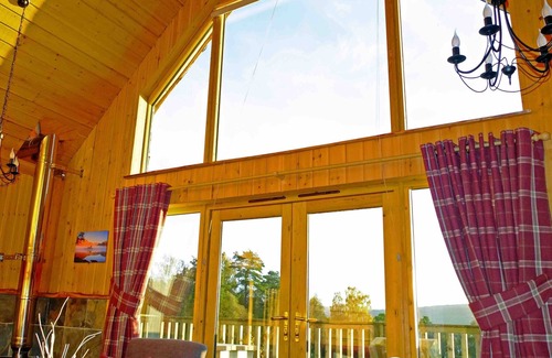 Dallavich Cabina | Cabaña de madera con encanto con excelentes vistas a la hermosa temor del lago y las montañas más allá