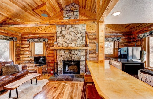 Drake Cabina | Charming Log Cabin with 3.8 Acres