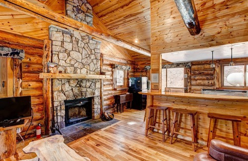 Drake Cabina | Charming Log Cabin with 3.8 Acres