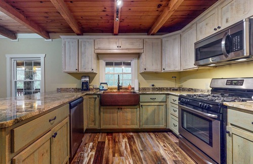 Ellijay Cabina | Charming log cabin with serene views, private pond, & cozy fireplace
