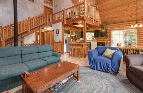 Alta Sierra Cabina | Charming Log Home with hot tub and river access