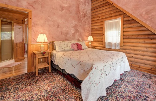 Alta Sierra Cabina | Charming Log Home with hot tub and river access
