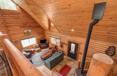 Alta Sierra Cabina | Charming Log Home with hot tub and river access