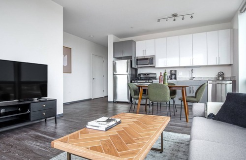 Logan Square Apartamento | Charming Logan Square 2BR w/ Gym, Roof Deck, 1 block to L, by Blueground