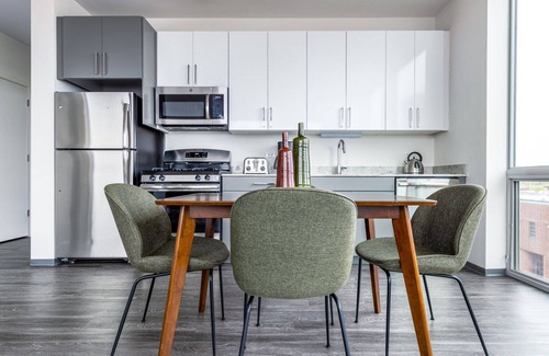 Logan Square Apartamento | Charming Logan Square 2BR w/ Gym, Roof Deck, 1 block to L, by Blueground