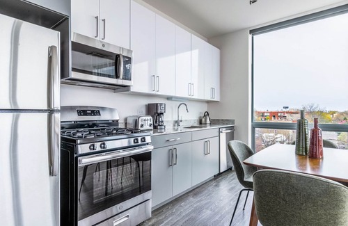 Logan Square Apartamento | Charming Logan Square 2BR w/ Gym, Roof Deck, 1 block to L, by Blueground
