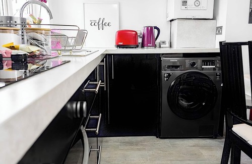 Arnos Grove Apartamento | Charming London Home, Opposite Arnos Grove Station, 20 mins to Central London