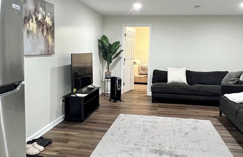 Pasadena Casa | Charming Lower Level Guest Unit Apt, Fully Equipped Kitchen, WiFi, 2 Queen Beds