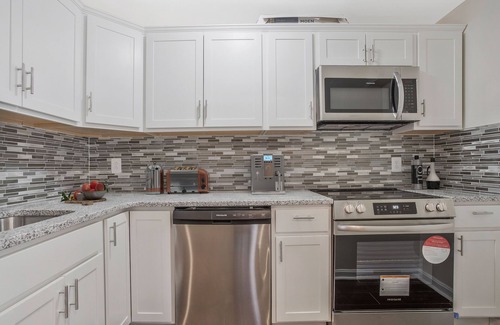 Pasadena Casa | Charming Lower Level Guest Unit Apt, Fully Equipped Kitchen, WiFi, 2 Queen Beds