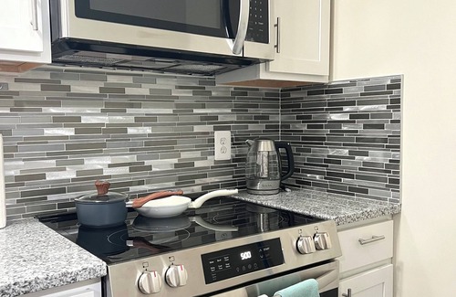 Pasadena Casa | Charming Lower Level Guest Unit Apt, Fully Equipped Kitchen, WiFi, 2 Queen Beds