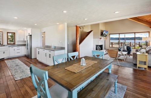 Bellingham Casa | Charming Lummi Bay Waterfront Beach House
