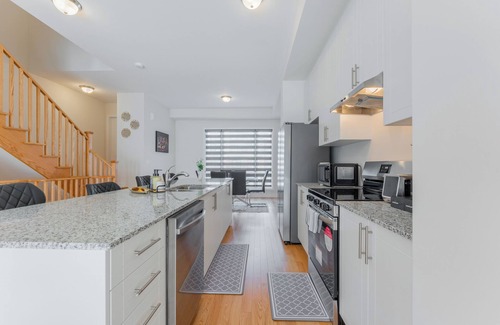 Oakville Casa | Charming Lux Style | New Town | Oakville