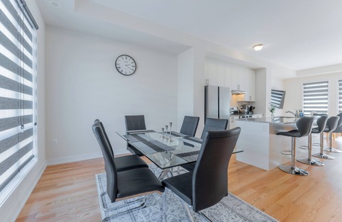 Oakville Casa | Charming Lux Style | New Town | Oakville