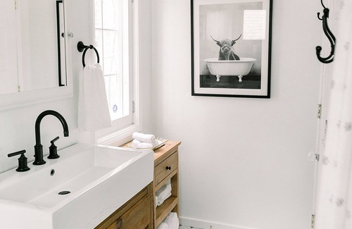 Cedar Glen Cabina | Charming + LUXE hideaway・fireplace・wine・BBQ ・deck