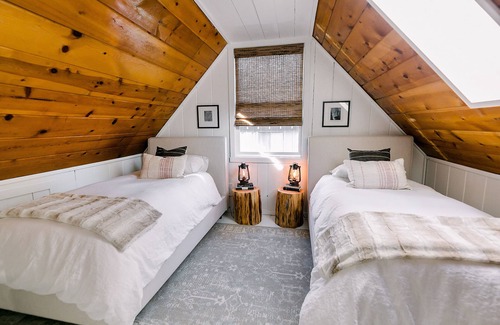 Cedar Glen Cabina | Charming + LUXE hideaway・fireplace・wine・BBQ ・deck