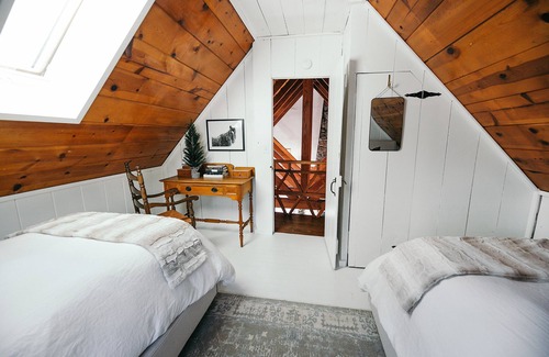 Cedar Glen Cabina | Charming + LUXE hideaway・fireplace・wine・BBQ ・deck