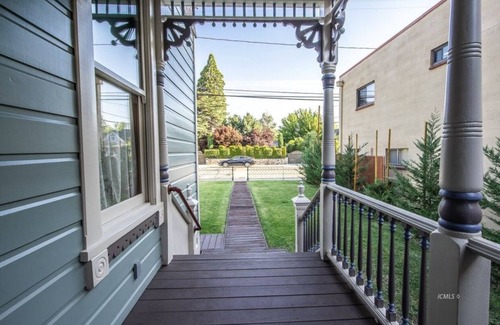 Bishop Casa | Charming Luxurious Downtown Victorian Home 2 bedrooms Living areas 2500 sq ft.