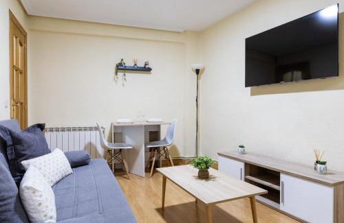 Ciudad Lineal Apartamento | Charming Madrid el Carmen II