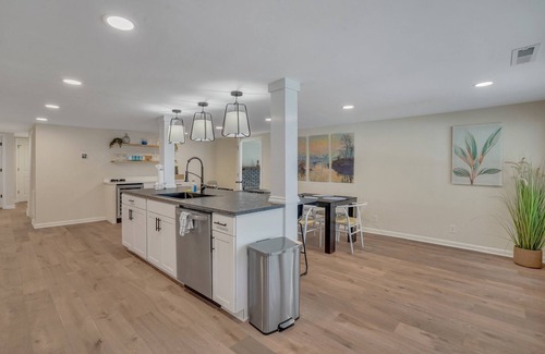 Manning Casa | Charming Main House and Cottage with Fuse Ball