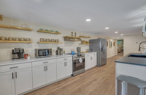 Manning Casa | Charming Main House and Cottage with Fuse Ball