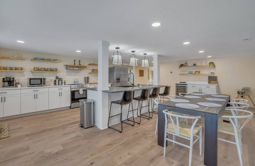 Manning Casa | Charming Main House and Cottage with Fuse Ball