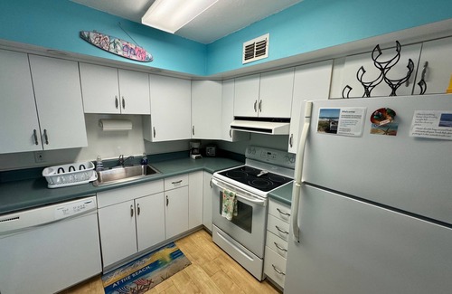 Ormond Beach Cabaña | Charming Mako Beach Cottage, 2-bedroom with WiFi, AC in amazing Ormond Beach