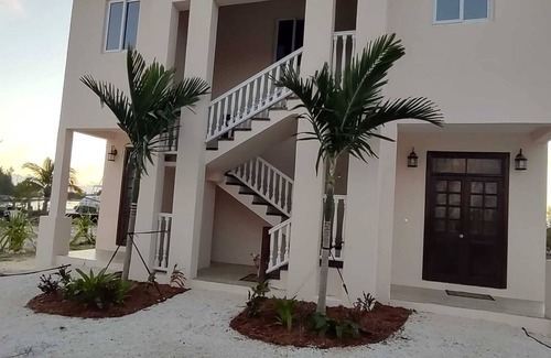 Nassau Condominio | Charming Maple Canalfront Condo