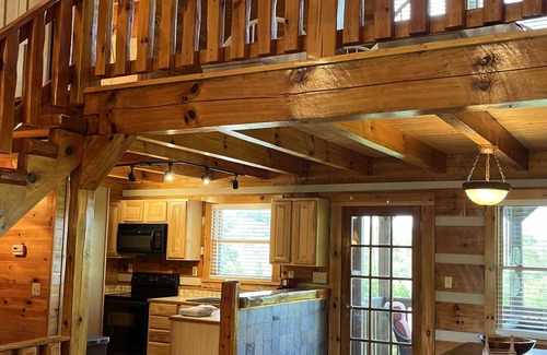 White Plains Cabina | Charming Mayberry Log Cabin minutes from Mount Airy
