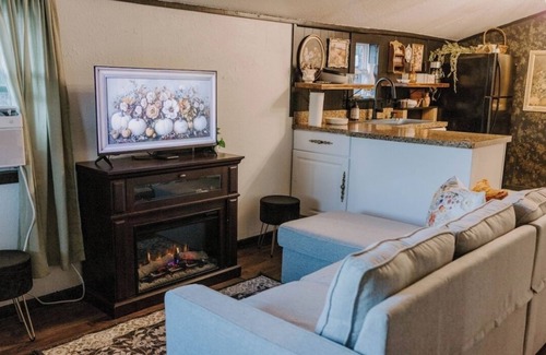 Red Oak Casa | Charming micro barn offering a cozy retreat! 4 Acres, Sleeps 6, pet friendly.