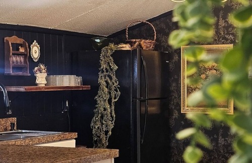 Red Oak Casa | Charming micro barn offering a cozy retreat! 4 Acres, Sleeps 6, pet friendly.