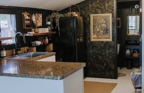 Red Oak Casa | Charming micro barn offering a cozy retreat! 4 Acres, Sleeps 6, pet friendly.