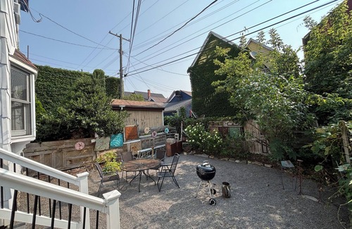 Downtown Buffalo Casa | Charming Mid Century Modern 4BR House in Allentown, Buffalo, Stylish decor. I