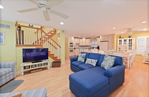 Essex Casa | Charming Middle River Hideaway with Water-Front/ Fire-pit/WiFi/Prvt Parking
