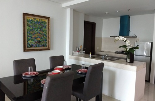 Jakarta Apartamento | Encantador apartamento minimalista de 3 dormitorios en St Moritz Puri Indah
