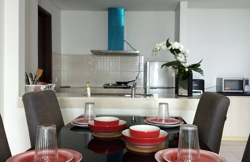 Jakarta Apartamento | Encantador apartamento minimalista de 3 dormitorios en St Moritz Puri Indah