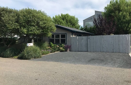 Westhampton Beach Cabaña | Charming Beach Cottage Off Dune Rd pasos a la playa del océano y la bahía