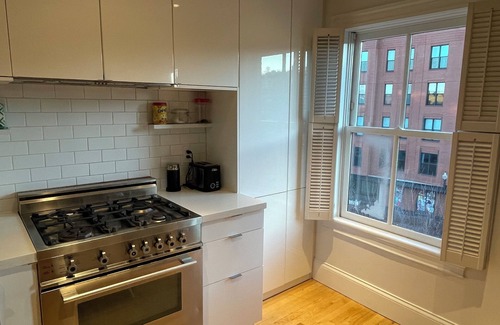 South End Condominio | Charming & Modern 2-Bedroom Brownstone with Private Deck