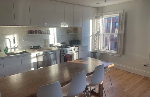 South End Condominio | Charming & Modern 2-Bedroom Brownstone with Private Deck