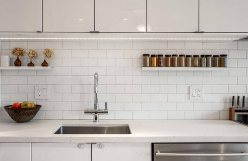 South End Condominio | Charming & Modern 2-Bedroom Brownstone with Private Deck