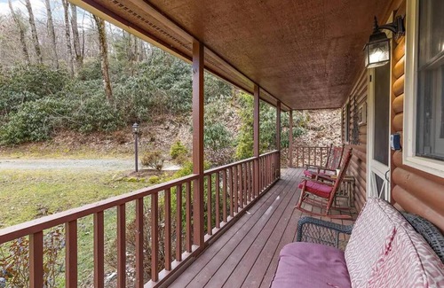 Blowing Rock Casa | Charming Modern Cabin & Hiking Trails & Fire Pit