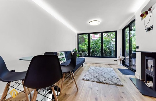Fortis Green Casa | Charming Modern Chic Pad Summer House