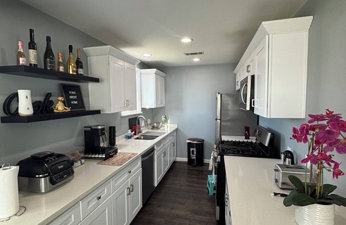 Whittier Casa | Charming Modern Dog Friendly 3-bedroom House near Disneyland