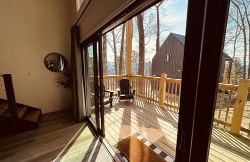 Gatlinburg - Pigeon Forge Cabaña | Charming Modern Mountain Cottage - Special!