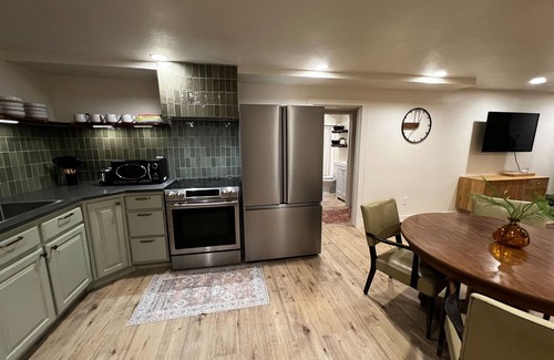 Downtown Salt Lake City Casa | Charming Modern-Transittional 2-bedroom house with AC, WiFi in perfect SLC