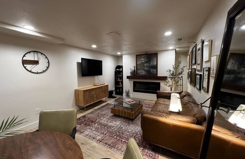 Downtown Salt Lake City Casa | Charming Modern-Transittional 2-bedroom house with AC, WiFi in perfect SLC