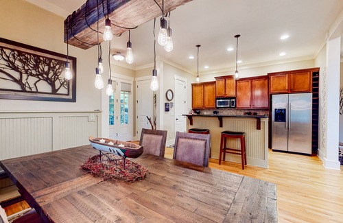 Big Canoe Casa | Charming mountain cottage close to golf & lakes with 2 fireplaces, decks